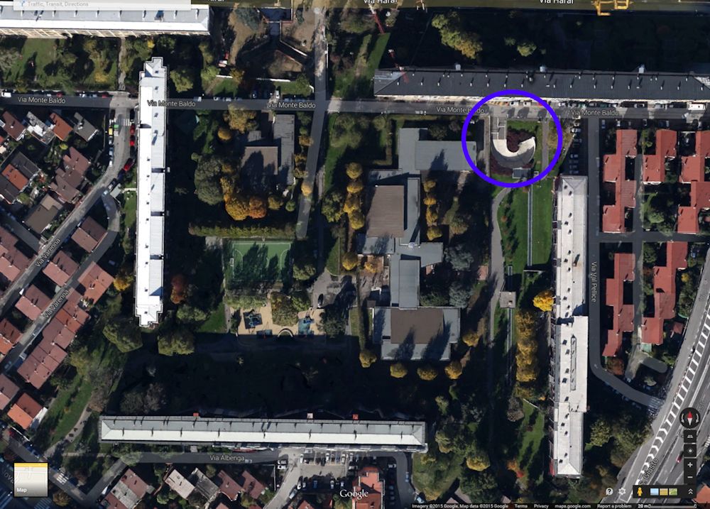 L'ingresso dei box di Via Montebaldo avviene tramite un'ampia rampa a doppio senso di marcia
